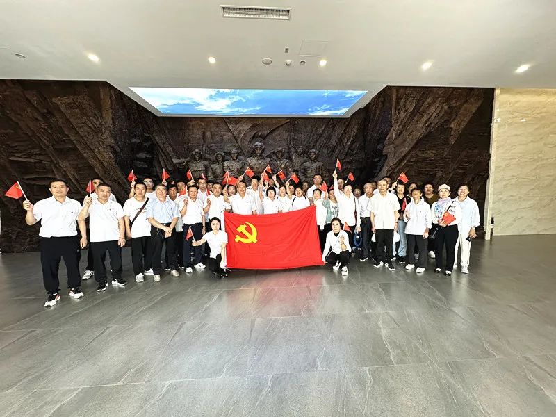 調(diào)兵山市兀術(shù)街村黨總支、鑫豐礦業(yè)黨支部聯(lián)合開展“學(xué)黨紀(jì) 增定力 憶初心 強(qiáng)黨性”慶祝建黨103周年活動